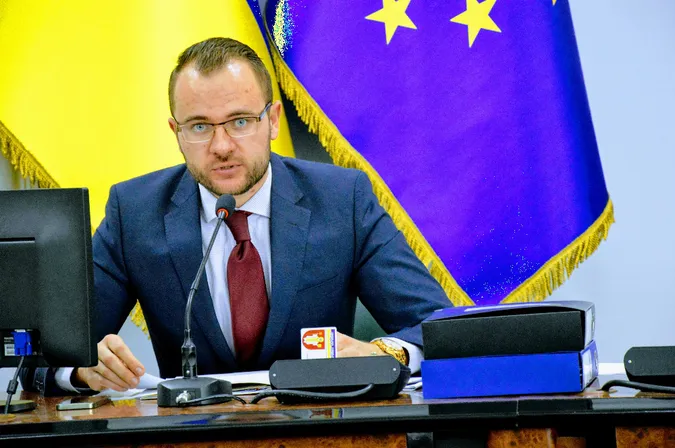 Десятки тисяч доларів «під матрацом»: е-декларація секретаря Луцькради