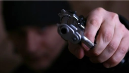 Напад з пістолетом: у Луцьку побили й пограбували чоловіка (фото, відео)