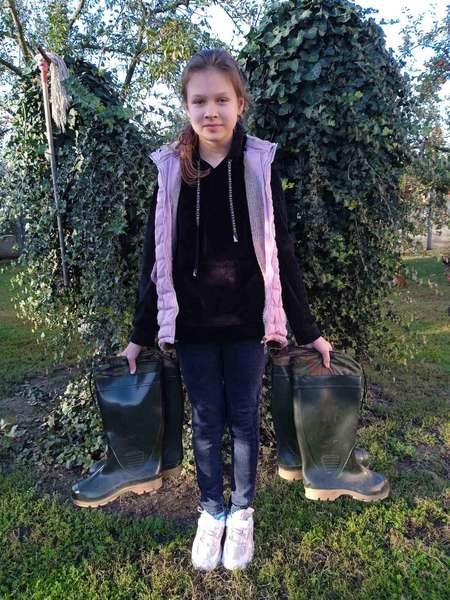 На Волині дівчинка продавала власні вироби з бісеру і купила військовим чоботи (фото)