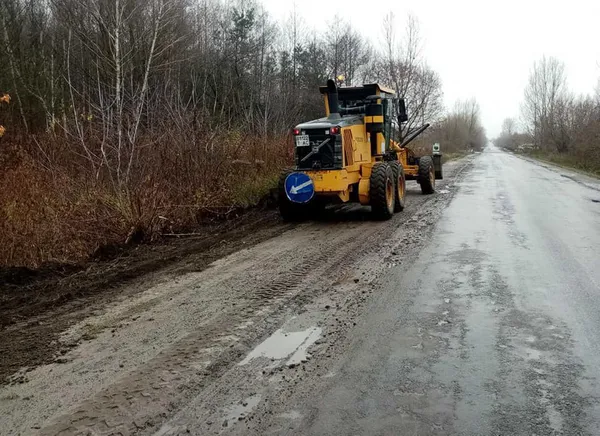 Між Любомлем і Вербою ремонтують дорогу (фото)