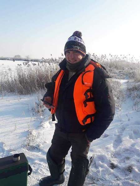 У Луцьку на замерзлу заплаву Стиру висадився «десант» риболовів (фото)