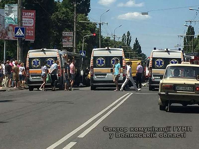 У Луцьку – серйозна аварія за участю маршрутки  (оновлено, фото)