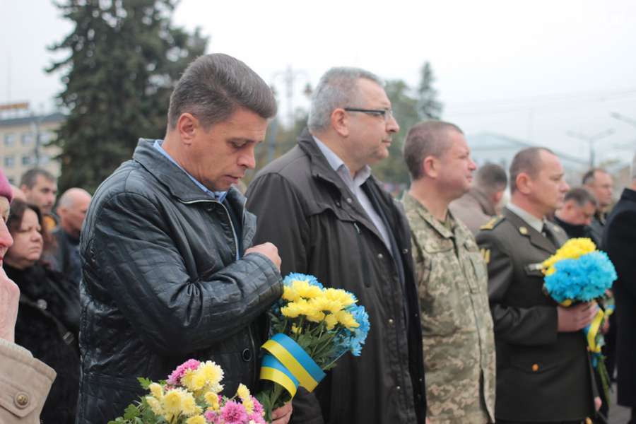 У Луцьку поклали квіти до стели загиблим захисникам України (фото, відео)