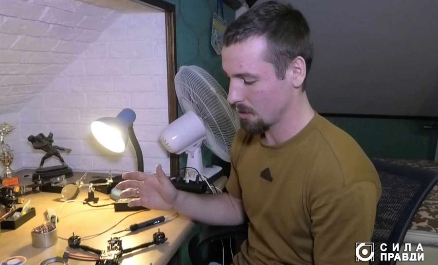 Волиняни паяють десятки FPV-дронів по кухнях та гаражах (відео)