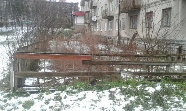Муніципали демонтували у Луцьку «креативні» паркани з віконних рам(фото)