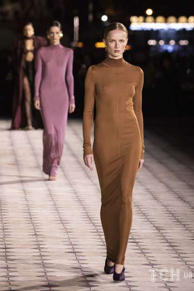 Шкіряні тренчі, косухи та довгі «голі» сукні: Дім Saint Laurent презентував колекцію весна-літо 2023