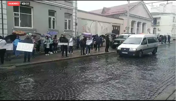 Хочуть працювати: підприємці прийшли під стіни Луцькради з протестом (фото, відео)