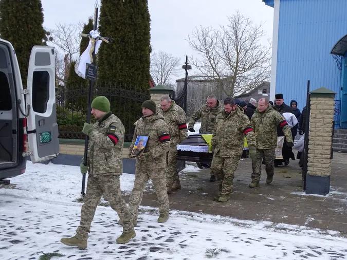 Понад рік вважали зниклим безвісти: на Волині попрощалися з Героєм Геннадієм Марчуком (фото)
