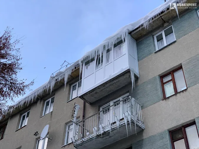 Гігантські бурульки захопили покрівлі луцьких будівель: містяни нажахані (фото)