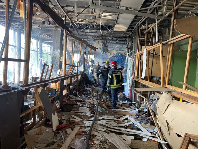 У Вінниці після ракетного удару шукають 46 людей, з якими зник зв’язок (фото)