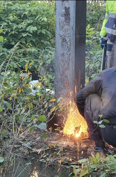 У центрі Луцька зрізали бігборд (фото, відео)