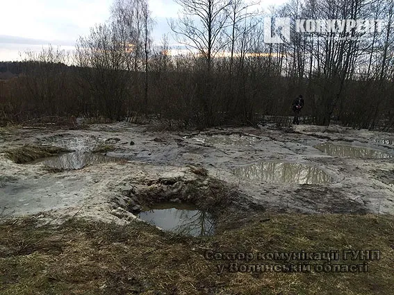 На Волині затримали шістьох бурштинокопачів із Луцька та району