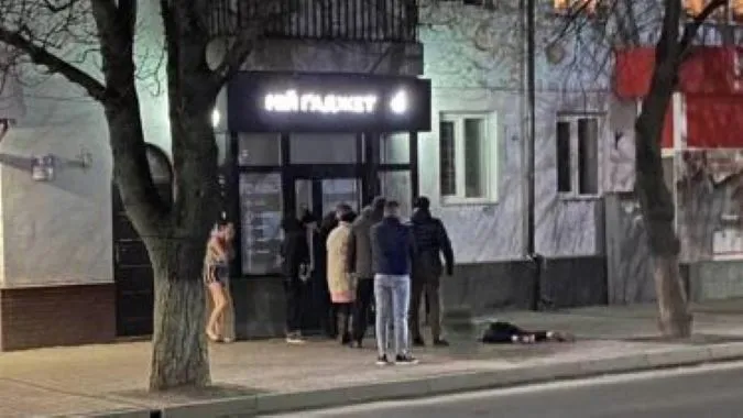 У Володимирі чоловік випав із балкона 3-го поверху (відео)