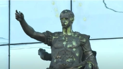 У Петербурзі обстріляли з пейнтбольної рушниці статую путіна (відео)