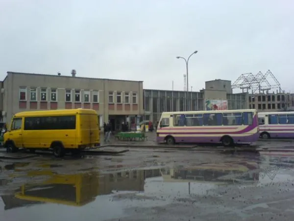 На луцькій автостанції знесуть пересувні споруди