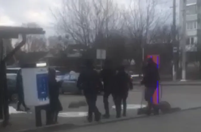 Чіплявся до офіціанток: у Луцьку скрутили п'яного казанову (відео)