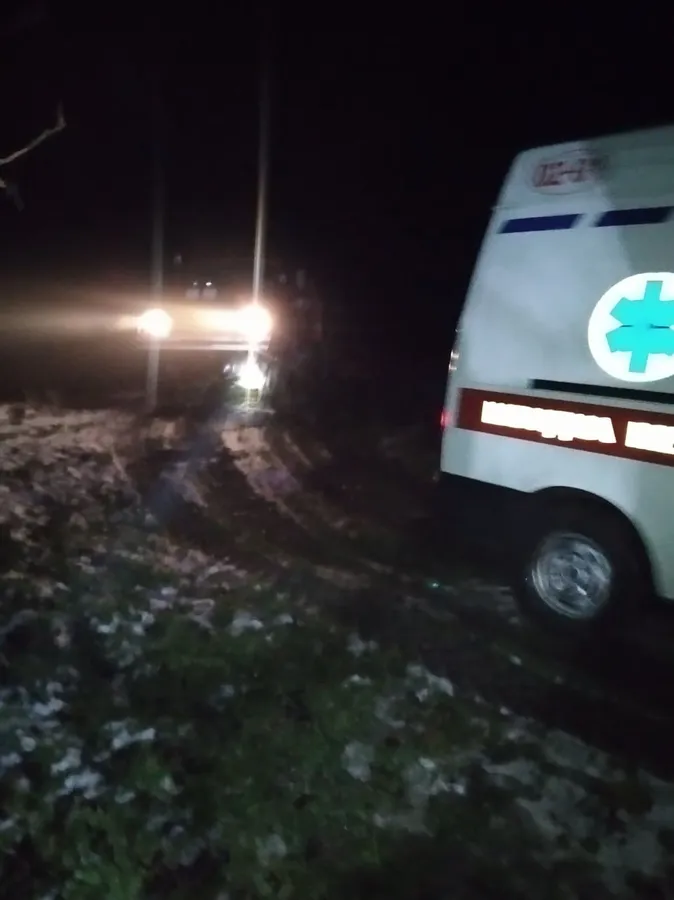 На Волині «швидка» з хворим застрягла в багнюці