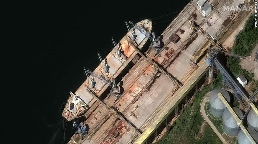 Росія вантажить українське зерно на кораблі в Криму (фото)