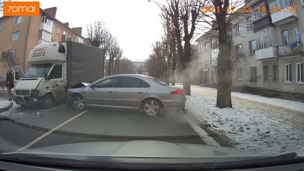 У Луцьку через неуважність водія сталася ДТП (відео)