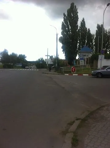 Луцькі патрульні розберуться з автомобілями біля консульства 