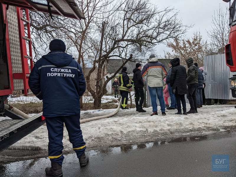 У Володимирі сталася пожежа: вогнеборці врятували жінку (фото)