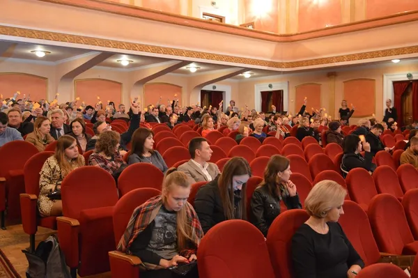 Зал не був заповнений на повну. Більше того, практично всі з присутніх - посадовці органів та установ Луцької міської ради
