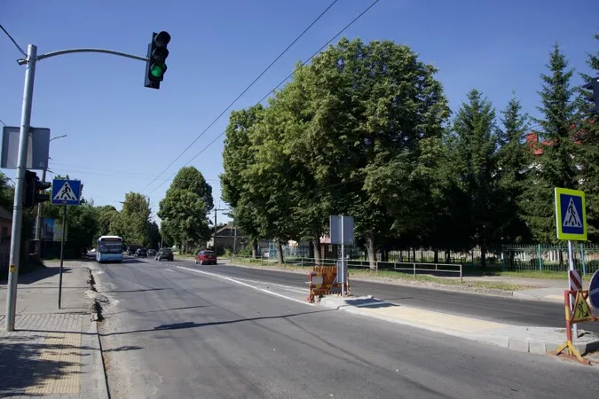 У Луцьку на Львівській встановили світлофор з «острівцем безпеки» (фото)