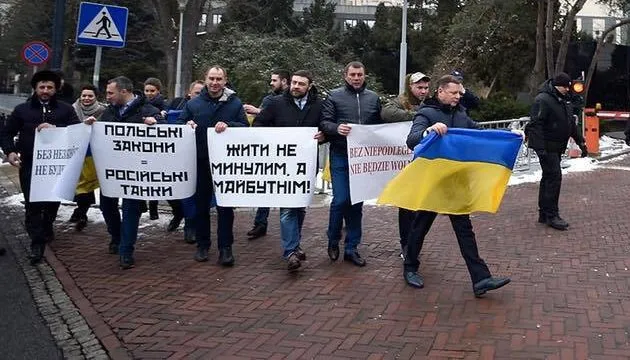 Фракція Ляшка пікетувала Сейм Польщі через «антибандерівський» закон (відео) 