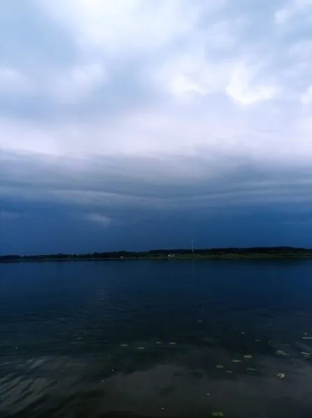 Темно-синьо в небі і в воді: озеро Люб'язь перед грозою (фото)