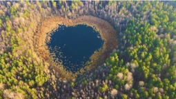 Дивовижна форма: волинське озеро показали з висоти (відео)