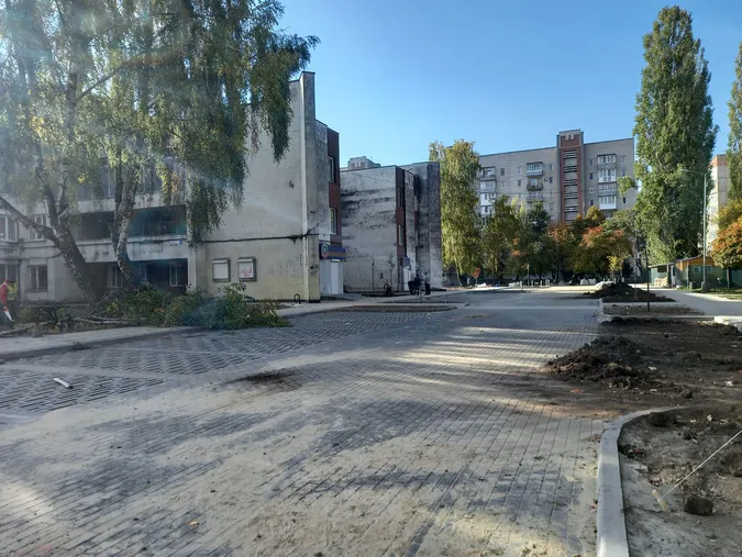 Викорчовані дерева та плитка: що коїться біля луцького РАЦСу (фото)
