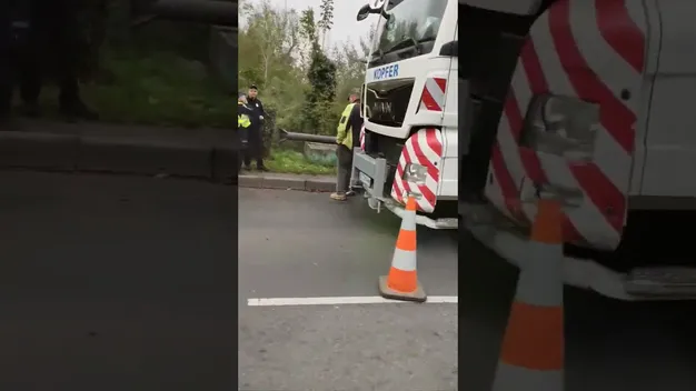 У центрі Луцька впав бігборд (оновлено, відео)
