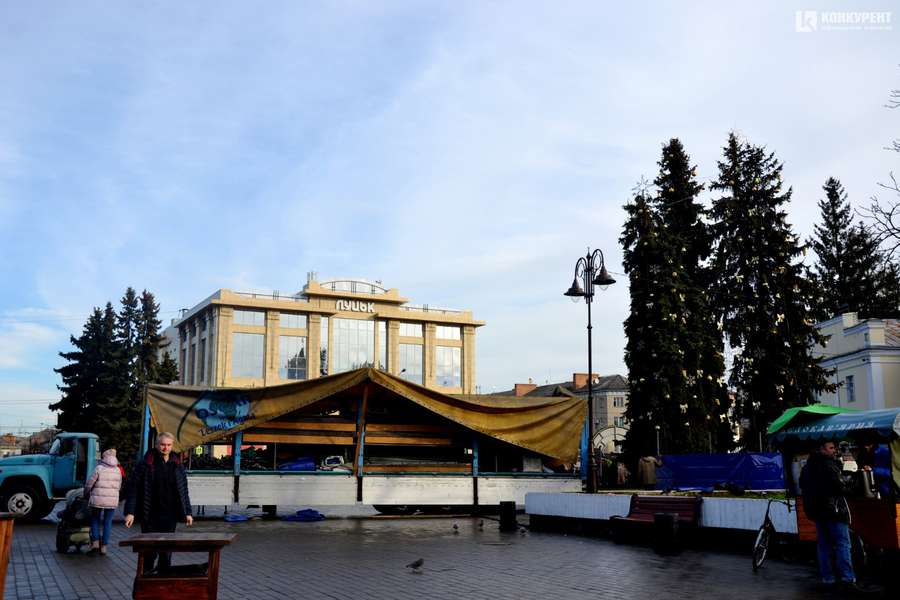 Як у Луцьку чепурять Театральний майдан до новорічно-різдвяних свят (фото)