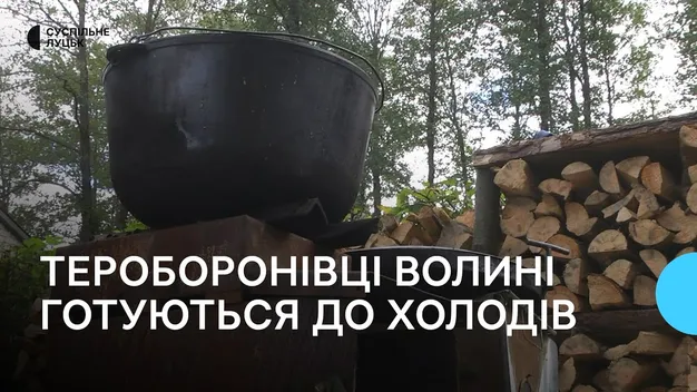 Рубають дрова та утеплюють бліндажі: волинські тероборонівці готуються до зими (відео)