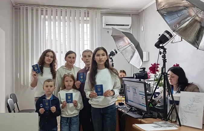 На Волині мама і п'ятеро дітей з села біля білорусі одночасно оформили закордонні паспорти