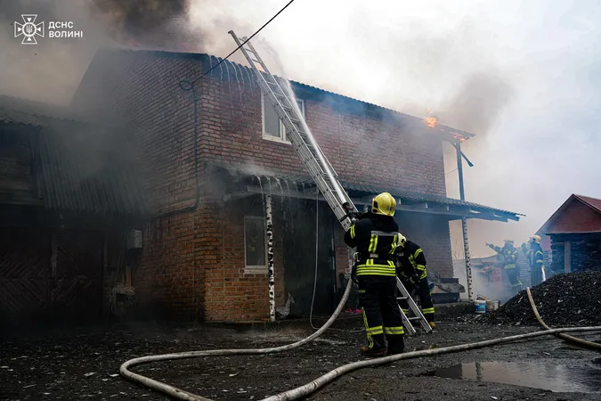 Ранкова пожежа: під Луцьком горів будинок, постраждала жінка (фото)