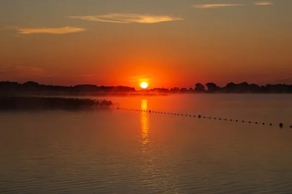 Історик-мандрівник показав розкішний світанок на березі волинського озера (фото)