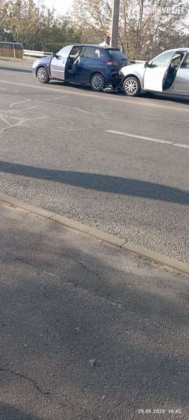 Утворилась «тягучка»: у Луцьку на мосту проспекту Перемоги зіткнулись дві автівки (фото)