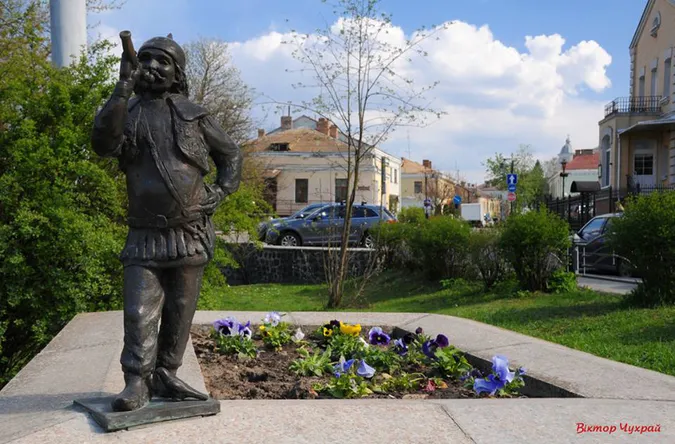 Жлобство: у Луцьку з клумби повикопували квіти (фото)
