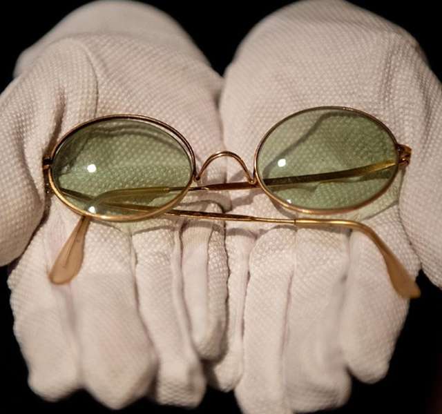 На аукціоні окуляри Джона Леннона продали за 183 тисяч доларів (фото)