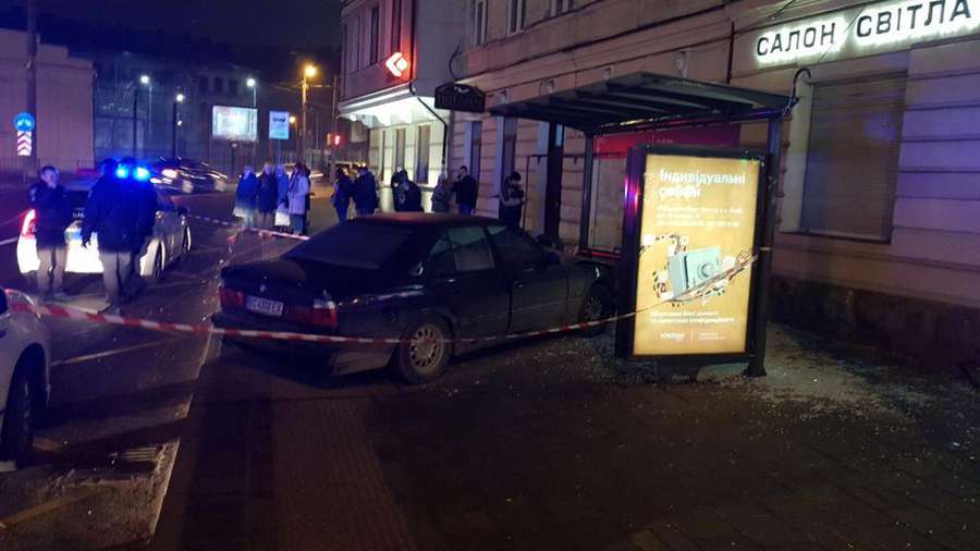 У центрі Львова автомобіль «заїхав» у зупинку з людьми (фото)