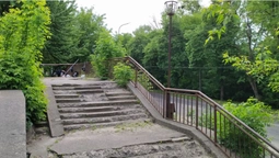 Сходи "для приречених на смерть" у Луцьку почали ремонтувати (фото)