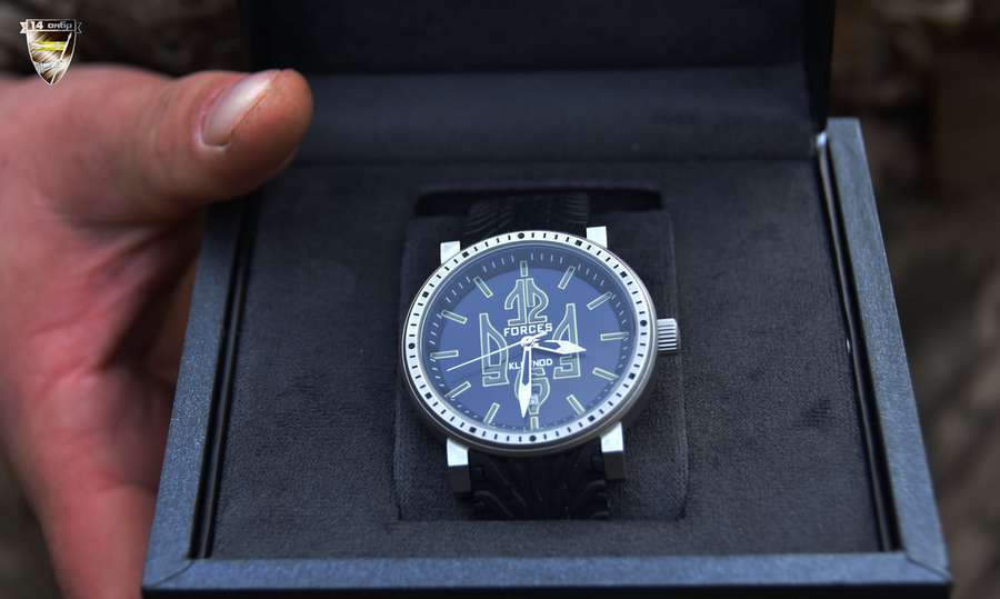Зеленський подарував годинники волинським військовим у зоні ООС (фото)