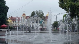 Фонтан у центрі Луцька працює навіть в дощ (фото, відео)