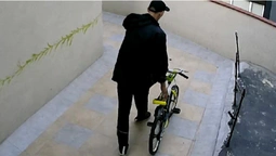 У Луцьку камера зафіксувала «героїв», які вкрали дитячий велосипед (фото)