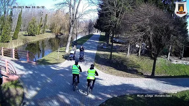 У Луцьку муніципали «наїхали» на підрядників, які розбирають атракціони у парку (відео)