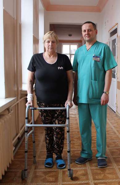 На фото: лікар Богдан Байчук з пацієнткою