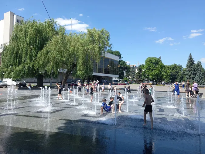 Як лучани в центрі міста розважаються у фонтані (відео)