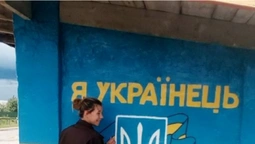«Я українець. І я цим пишаюся»: на Волині креативно оформили зупинку (фото)