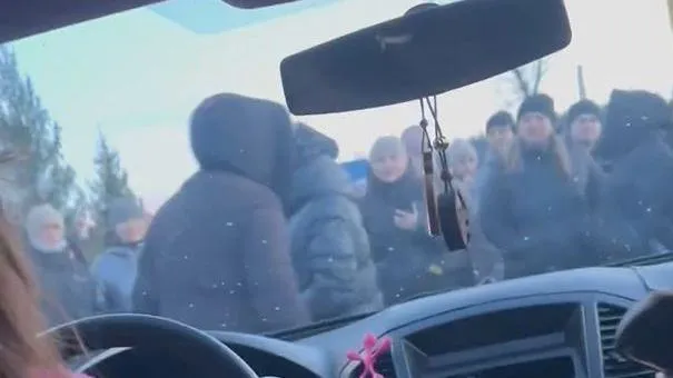 На Рівненщині місцеві перекрили дорогу: що відомо зараз (відео)